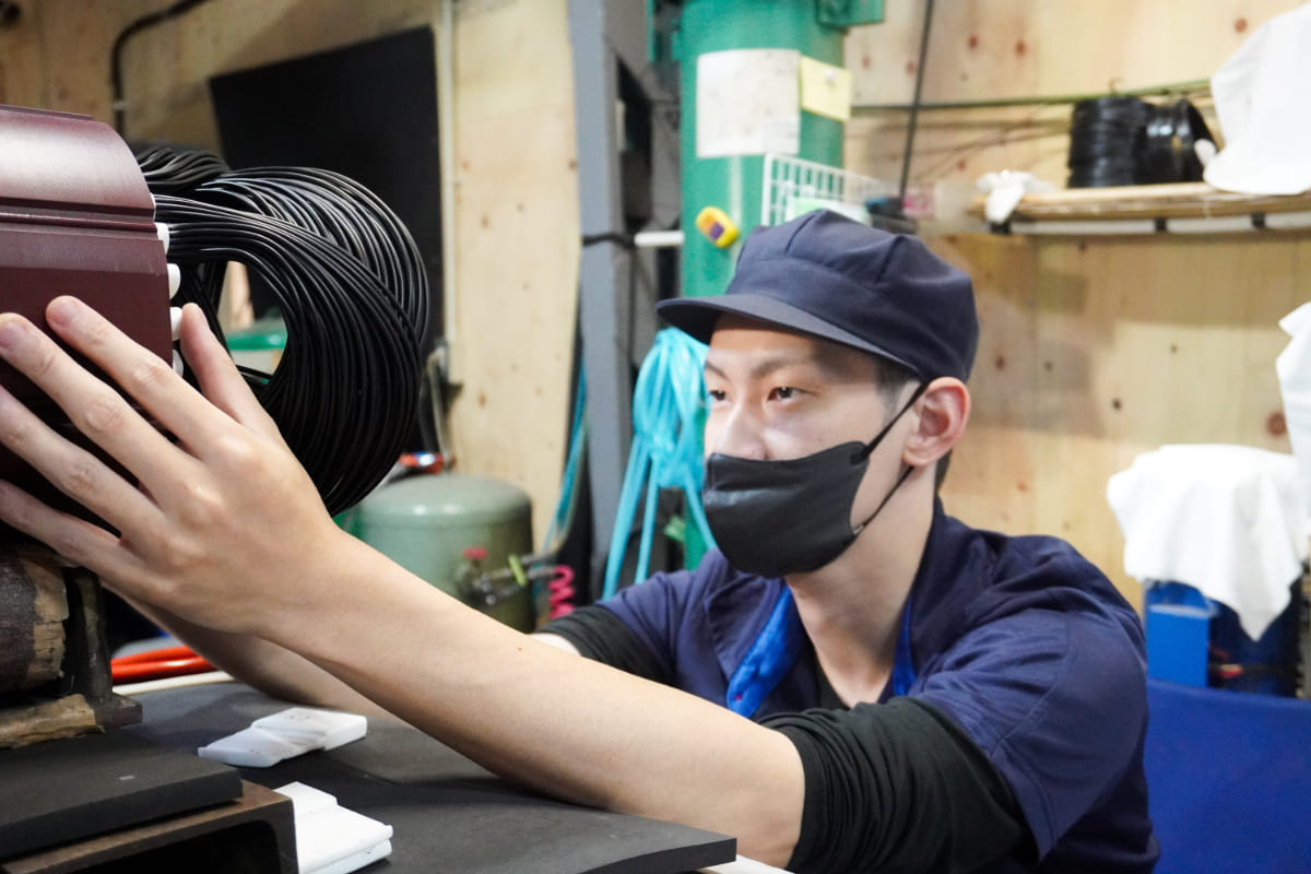 ポーズを決める作業服の男性